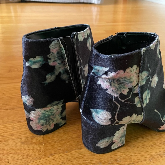 Circus by Sam Edelman Velvet Floral Bootie.  Size 8.5. - Picture 6 of 12